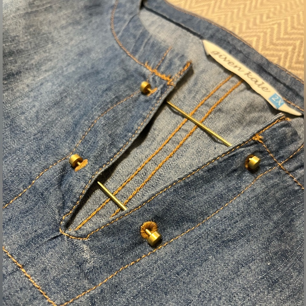 NWOT Given Kale chambray blue dress. Cute gold accents at neck. Size 2X. - Picture 4 of 7